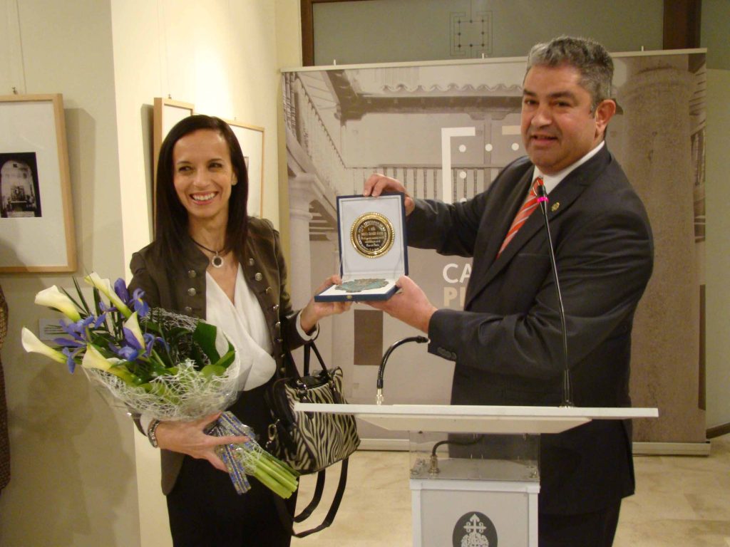 Alcalde entregando regalos a Beatriz Corredor