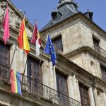 La bandera del Orgullo LGTBI ondea por primera vez en el Ayuntamiento de Toledo