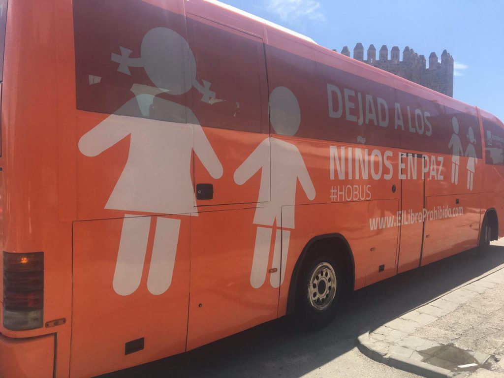 El autobús de la organización HazteOir, en el Puente de San Martín de Toledo