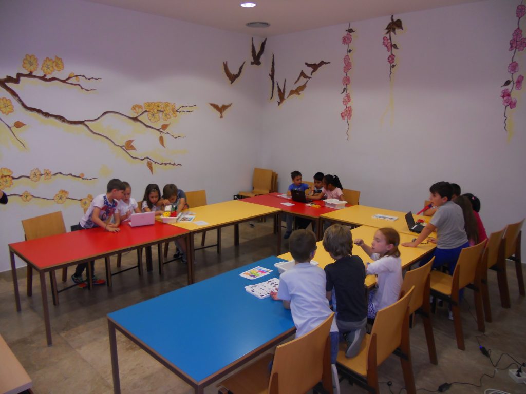 Niños en el Centro de Internet de Illescas (Toledo)