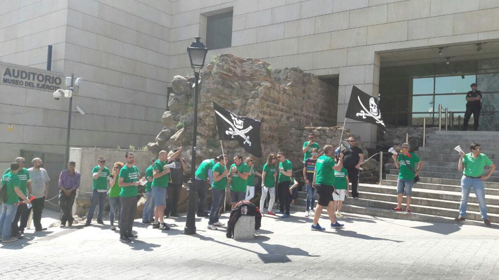 Protesta de los vigilantes de seguridad de la Junta ante el Museo del Ejército de Toledo