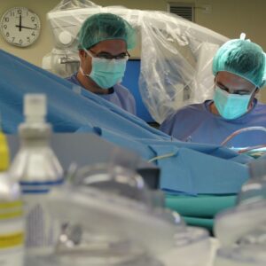 Los médicos interinos reclaman estabilidad en sus puestos sin pasar por oposición: "Llevamos años en fraude de ley"