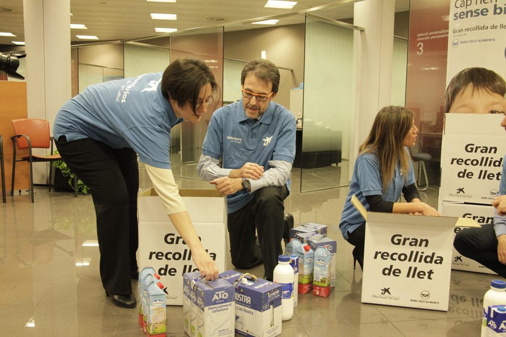 Voluntarios en la recogida de leche. OS la Caixa