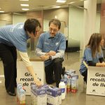 Voluntarios en la recogida de leche. OS la Caixa