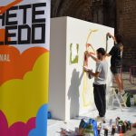 Los artistas de Cohete Toledo plasman su arte en un gran cubo en la plaza del Ayuntamiento