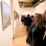 Una exposición de pintura conmemora los 20 años del grupo ‘Tres colores, tres culturas’