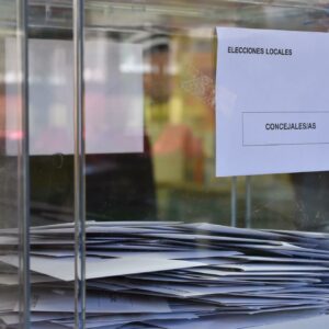 Page firma el decreto de convocatoria de elecciones en Castilla-La Mancha para el 28 de mayo