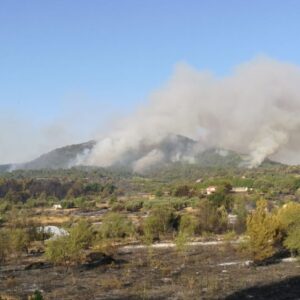 Perimetrado por el este el incendio en Toledo mientras el de Almorox se ataja en Madrid