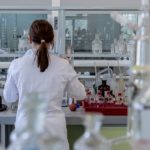 mujer ciencia laboratorio
