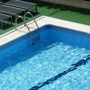 Un joven de 24 años muere tras golpearse la cabeza al tirarse a una piscina en Mora
