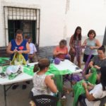 Reutilizar el plástico: en una pedanía de Toledo confeccionan un toldo nuevo para sus fiestas