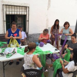 Reutilizar el plástico: en una pedanía de Toledo confeccionan un toldo nuevo para sus fiestas