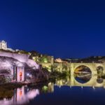 El Baño de la Cava y la Puerta de Alcántara se iluminan de rojo por el Día de la Distrofia Muscular