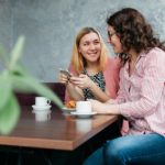 cafetería mujeres amigas