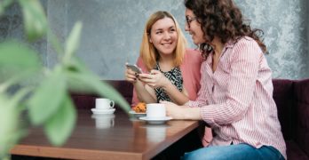 cafetería mujeres amigas