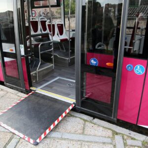 Un vehículo choca contra un autobús urbano en Toletum y se da a la fuga