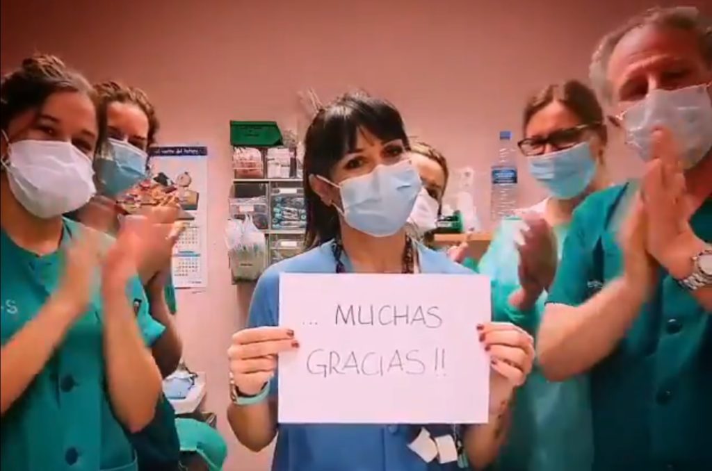 El equipo de Urgencias de Pediatría del Virgen de la Salud devuelve el aplauso a la ciudadanía