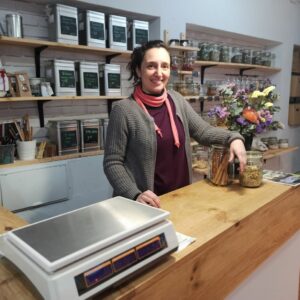 Al Peso, la tradicional compra a granel que apuesta por la sostenibilidad y la vida de barrio