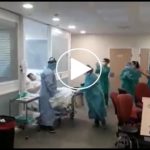 VÍDEO | Aplauso sanitario al primer paciente con coronavirus que sale de la UCI en Toledo