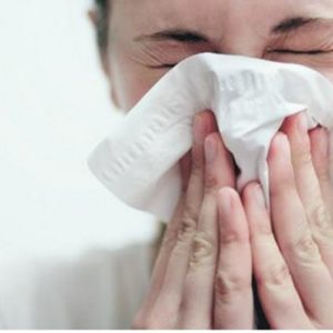 Mascarillas y gafas de sol para prevenir efectos alérgicos ante los altos niveles de pólenes de olivo y gramíneas