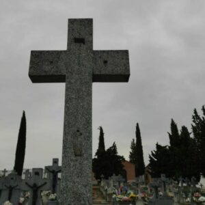 "Absoluta indignación" en Mora tras el robo de 88 crucifijos en el cementerio municipal