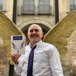 Jesús Gallardo con el libro y Alas de México