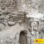 FOTO-3-DETALLE_MURALLA_Y_TORRE_CON_ LA FABRICA DE SILLERIA-OMEYA