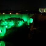 puente cava iluminacion verde dia