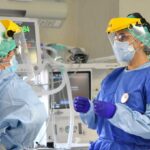 Trabajadores sanitarios con pacientes COVID-19