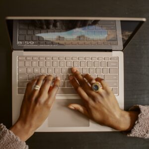 Las mejores cartas y sonetos literarios sobre amor serán premiadas con hasta 100 euros