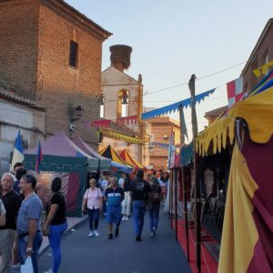 'Las vendimiadoras' o un simbólico pisado de uvas en la Feria Medieval del Vino en Montearagón