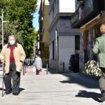 calle compra persona mayor mascarilla tercera edad
