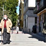 calle compra persona mayor mascarilla tercera edad