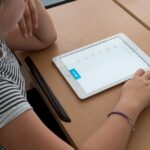 escuela niña tablet