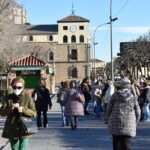 parque vega gente mascarilla calle abuela anciana tercera edad