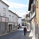 pueblo medio calle rural despoblacion ajofrin tercera edad persona mayor plaza ayuntamiento