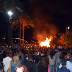 Talavera celebra la noche de San Juan con el tradicional ‘salto de la hoguera’, música y un descenso por el río Tajo