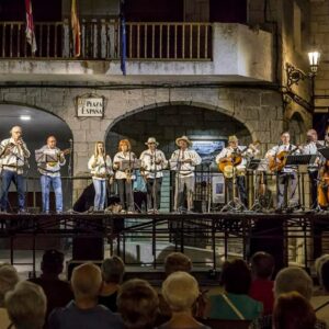El grupo de folk talaverano 'La Troje' actúa en Cardiel de los Montes