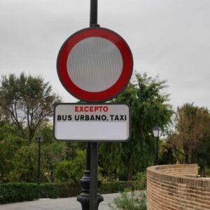 Quejas vecinales tras la reordenación del tráfico en Reyes Católicos: de 30 a 900 metros para poder aparcar en su garaje