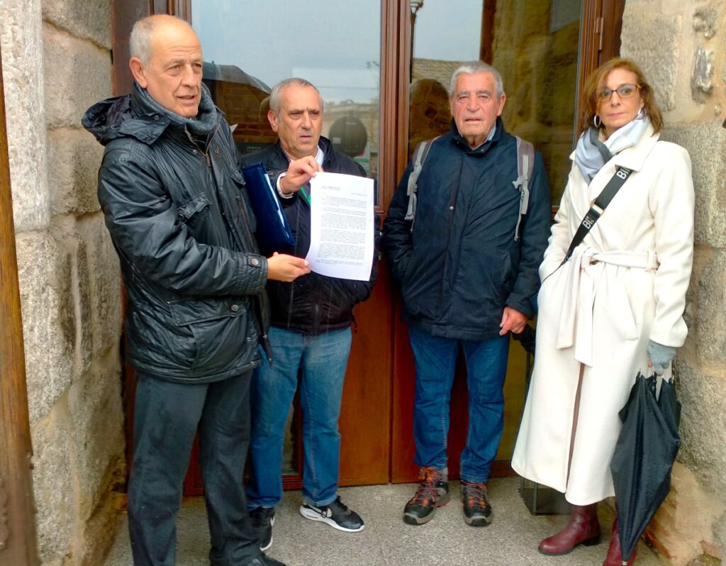 Los vecinos de las 148 del Polígono reclaman a Page soluciones ante "el deterioro" de esta promoción de vivienda pública