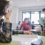 jovenes examen clase aula estudiantes colegio instituto alumnado