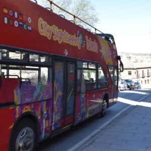El PSOE de Toledo muestra su preocupación por el "descontrol" con los autobuses turísticos en la ciudad