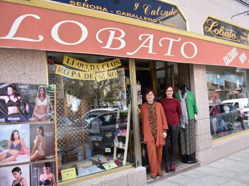 Confecciones Lobato cumple medio siglo de historia y lo celebra con clientela y vecinos de Santa Bárbara