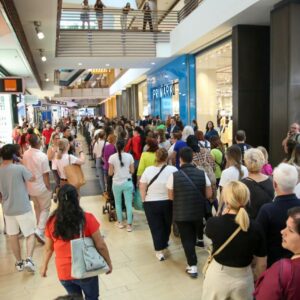 Largas colas y una dj en la apertura de la primera tienda de Primark en Toledo