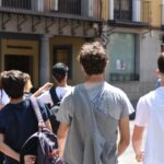 jovenes chicos estudiantes