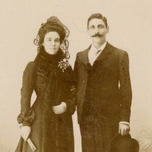 ¿Sabías que el negro era el color tradicional de los vestidos de novia? Así lo refleja la exposición 'Nos casamos... en Toledo'