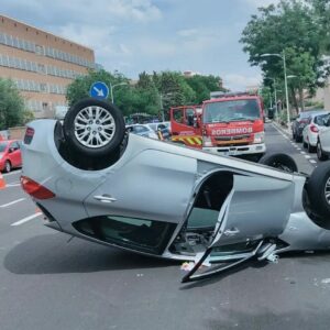 Vuelca un vehículo en la avenida de Barber y el conductor sale de él por sí mismo