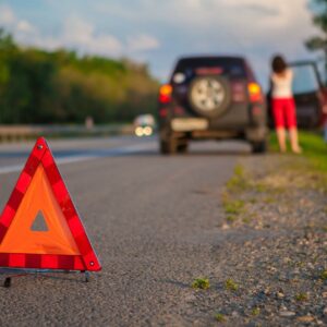 Adiós a sacar los triángulos en caso de avería o accidente en autopistas y autovías, su uso deja de ser obligatorio