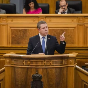 Page promete en su sesión de investidura "no retroceder ni un milímetro en igualdad"