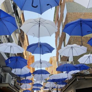 Los paraguas regresan a las calles San Francisco y Trinidad de Talavera para mitigar el calor